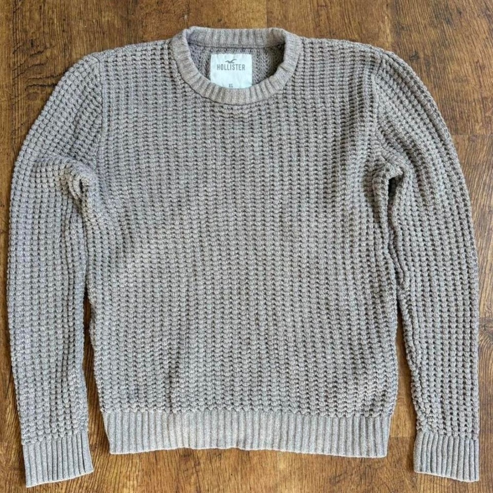 grey tan Hollister Co. knitted sweater